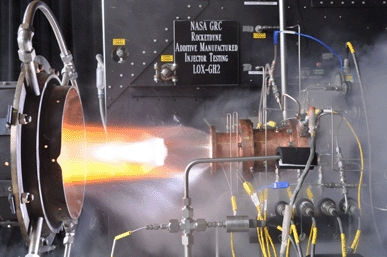 使用增材制造技术制造的液氧/液氢火箭喷射器组件在克利夫兰的美国宇航局格伦研究中心火箭燃烧实验室进行了烈火测试