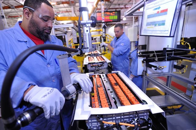 在密歇根州伊普斯兰蒂的罗森维尔工厂，为C-MAX混合动力和C-MAX Energi组装电池组。