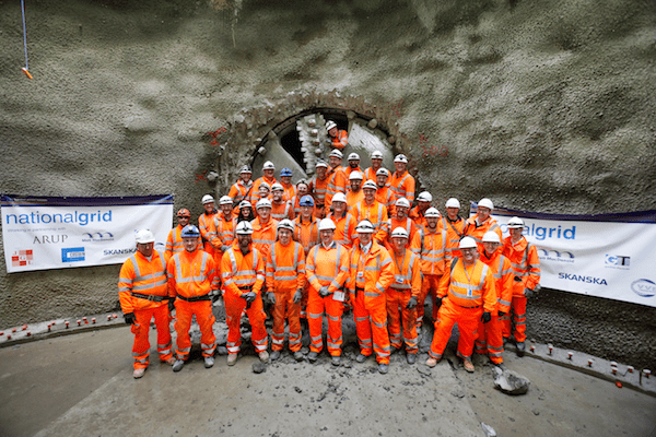 伦敦电力隧道隧道施工结束时的灯光
