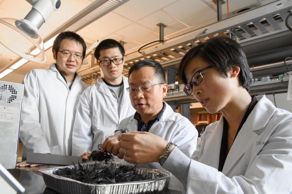 张金文教授和他的碳纤维回收研究团队(来源:华盛顿州立大学)